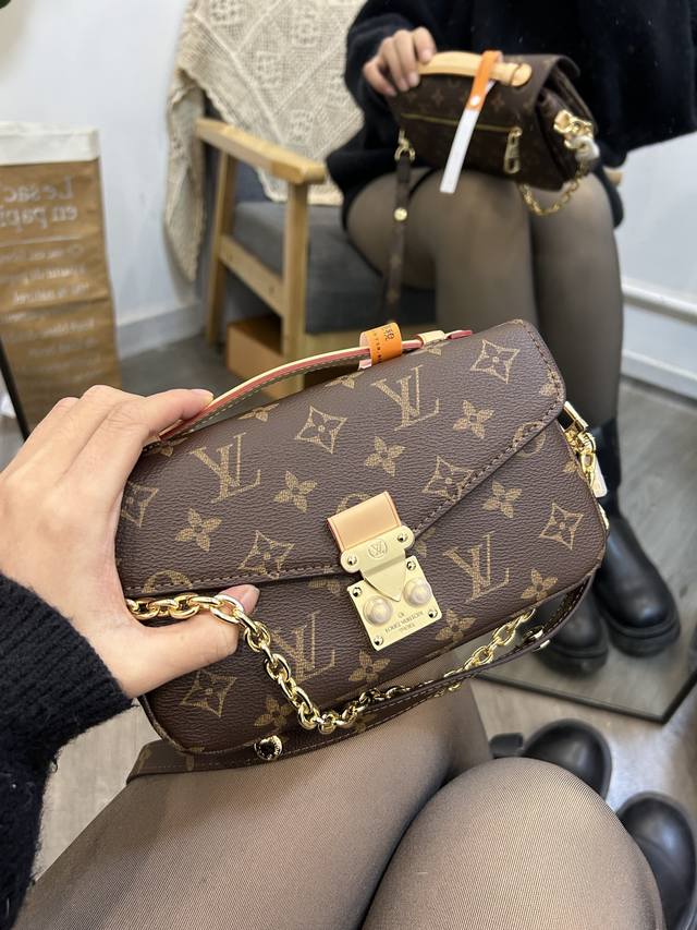 原单 芯片版 折叠礼盒飞机盒 Lv Mini 新款邮差包 定制激光篆刻锁扣 老花手提单肩斜挎包，优雅低调的外形设计和宽敞的包身更加入了实用性，Lv闪亮的纯钢金色