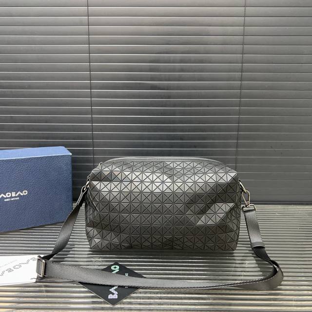 Issey Miyake 三宅一生 Saddle 纯色几何亮面菱格男女通用单肩包 斜挎包相机包 经典百搭 实物拍摄 原厂原版面料 配送防尘袋 礼盒 24 X 1