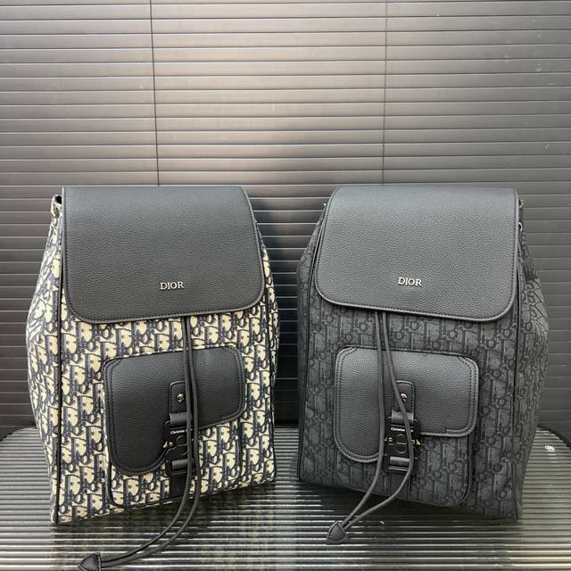 Dior 迪奥 Oblique提花布 牛仔布马鞍双肩包 男女大容量背包 书包 经典百搭 实物拍摄 原厂原版面料 配送防尘袋 30 X 40 Cm。 Dior 迪奥 Oblique提花布 牛仔布马鞍双肩包 男女大容量背包 书包 经典百搭 实物拍摄 原厂原版面料 配送防尘袋 30 X 40 Cm。