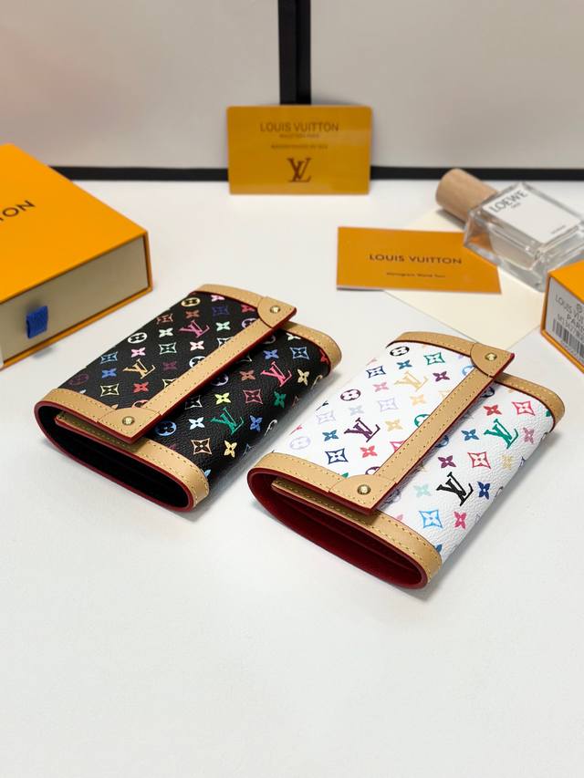 短 颜色 黑彩 白彩尺寸 短12X9.5新款 经典老花面料用双色皮革衬托出图案，打造出精致的氛围。既紧凑又能收纳纸币、硬币、卡片的空间也很有魅力。