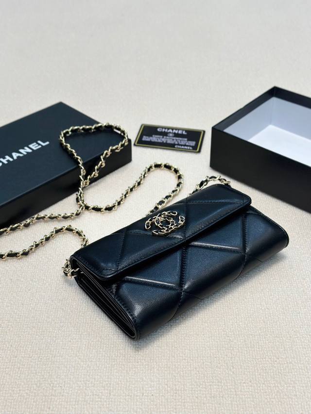 颜色 黑尺寸 19X10Chanel香奈儿永恒的经典， 新款配置金色五金 ， 内置卡位，一个金属拉链袋，多个隔层，时尚又大方