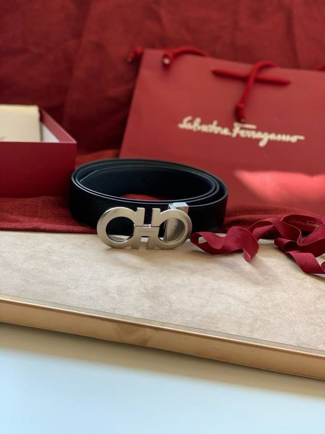 菲拉格慕 这款皮带以现代风格重新演绎经典款双面设计，双面可用 双面颜色搭配 一条带顶两条带用。一面黑色一面蓝色，意大利进口牛皮。