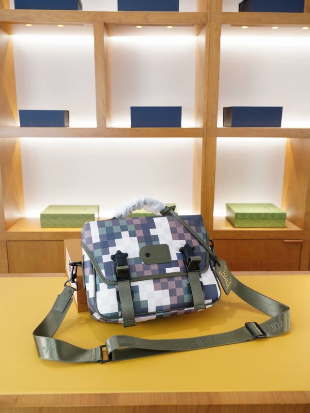 路易威登 官网同步 高版本 斜挎单肩背包 永恒不过时的标志性产品 纯原单牛皮 顶级五金制作 非市面普通版本 今年Lv最爱的款式 全部实拍 实用性非常高 完全不用