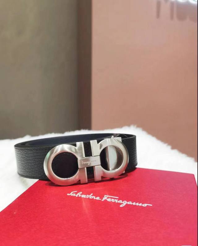 宽度35Mm 男士腰带来了，送男友送老公的首选礼物，适合各种场合佩戴。 腰带头的寓意很好，8象征着发，代表腰缠万贯，所以不管你是商务精英还是生意达人，这个是不二