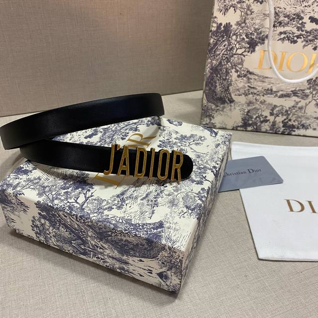 迪奥 2.5Cm腰带和Celine 2.5Cm皮带二选一 从个人实用性角度选择了迪奥 皮质柔软穿搭更多元化 奋斗工作的意义，拥有喜欢且高贵的东西