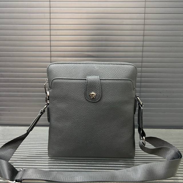 Versace 范思哲 密码锁牛皮公文包 男包 单肩斜挎包 经典百搭 实物拍摄 高端品质 配送防尘袋 23 X 26 Cm。