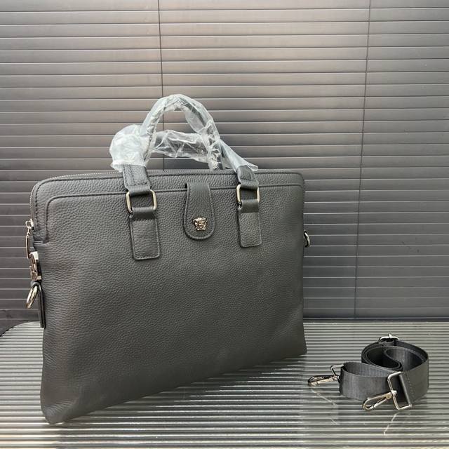 Versace 范思哲 密码锁牛皮公文包 男包 电脑包 手提包 经典百搭 实物拍摄 高端品质 配送防尘袋 28 X 38 Cm。