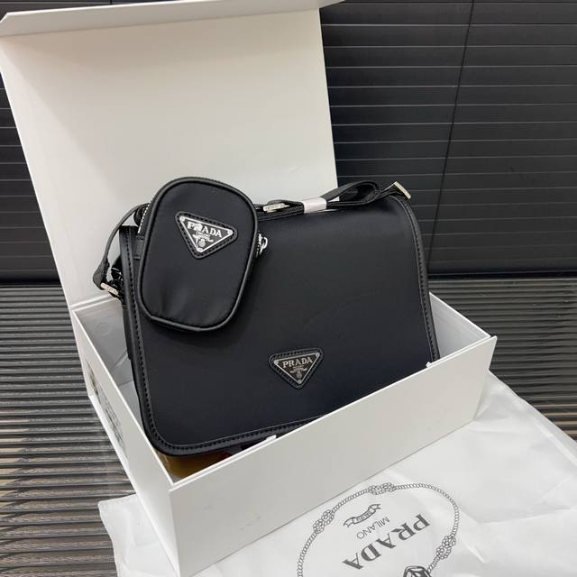 Prada 普拉达 Re-Nylon二合一 尼龙布三角形徽标单肩包 邮差包斜挎 黑色三角标帆布邮差包 规格22 X 28 Cm