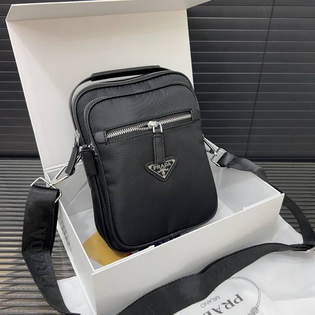 Prada 普拉达 Re-Nylon尼龙布三角形徽标单肩包 邮差包斜挎 黑色三角标帆布邮差包 规格23 X 16Cm
