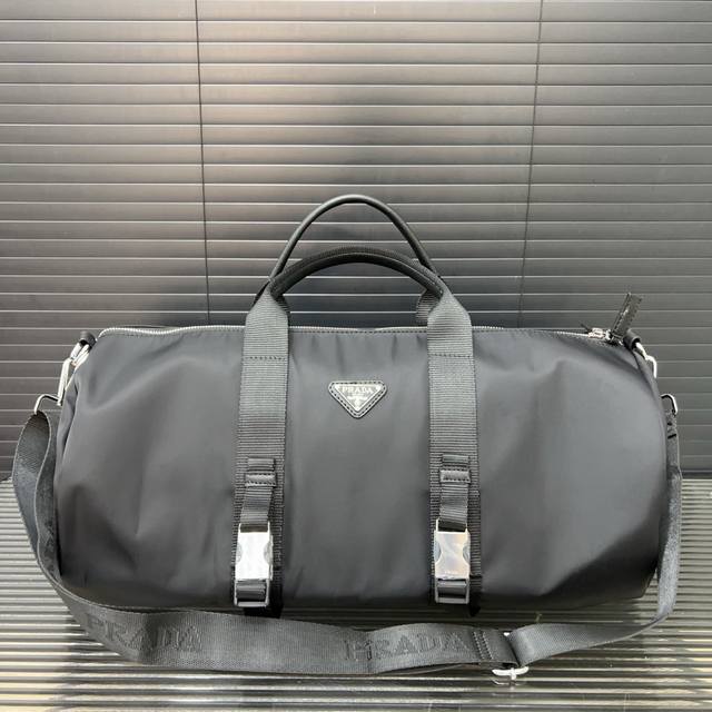 Prada 普拉达 X 三叶草阿迪达斯联名Saffiano尼龙布标旅行袋 机场包 手提包袋 采用精湛镶嵌细工，经典百搭 实物拍摄 防尘袋 46 X 22 Cm