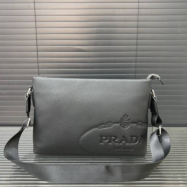 Prada 普拉达 牛皮单肩包 邮差包斜挎 黑色压花邮差包 规格20 X 28