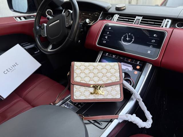 高端货 新款 “ Celine ”戈雅单肩包 戈雅斜挎包凯旋门邮差包 Celine赛琳 Triomphe凯旋门 金色锁扣老花印花 帆布拼牛皮 腋下包手提斜挎单肩