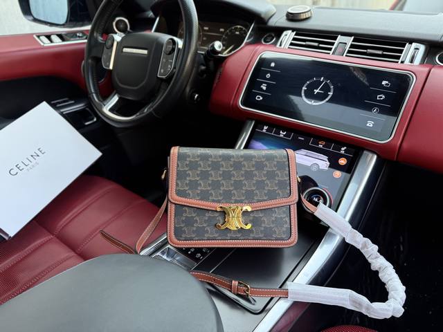 高端货 新款 “ Celine ”戈雅单肩包 戈雅斜挎包凯旋门邮差包 Celine赛琳 Triomphe 金色锁扣凯旋门老花印花可调节肩带 牛皮革包边 腋下包单