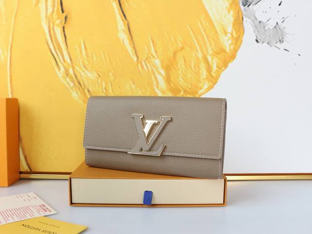 颜色 黑 粉 卡其尺寸 20X11型号M61248 缀以皮革覆面 Lv标志，这款优雅钱包的设计灵感来自经典Capucines系列，时尚而实用，并且足以容纳所有日