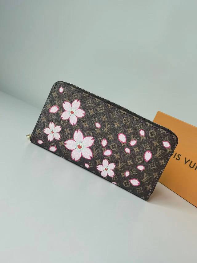 颜色 粉尺寸 19.5X10.5M13433 新款 樱花 系列 拉环的拉链式开口令精致设计更臻完美。井井有条的内部设有三个宽敞的隔层、一个带拉链的零钱袋和 12