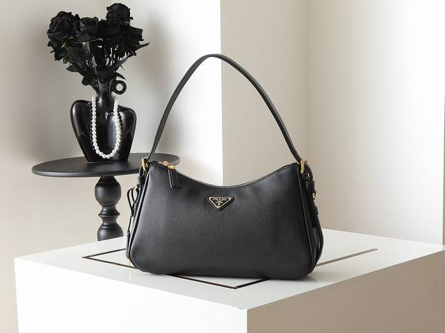 新款Aimee腋下包1Bc229小号 这款皮革Hobo腋下包设计气质简约，采用进口小牛皮，正面金属三角形珐琅徽标，配有可拆卸皮革肩带，皮质细腻柔软，实用轻便容量