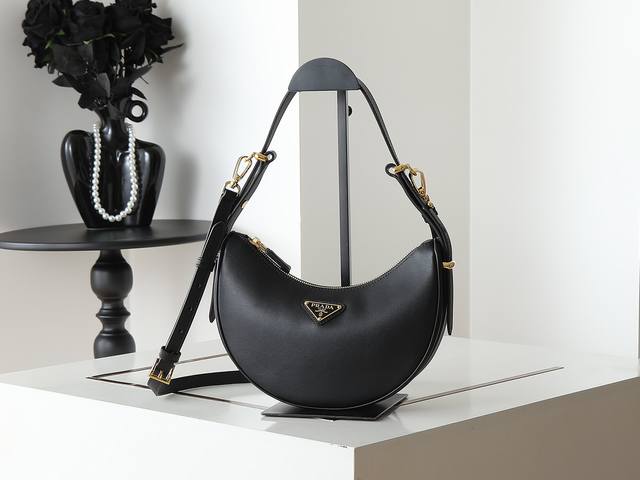 新品首发Hobo牛皮腋下包 Hobo腋下包已成为主流时尚趋势啦!超级百搭好时髦潮人一定要买它!全新牛皮精心打造配有一长一两条肩带随意切换各种背法正面三角徽标不仅 新品首发Hobo牛皮腋下包 Hobo腋下包已成为主流时尚趋势啦!超级百搭好时髦潮人一定要买它!全新牛皮精心打造配有一长一两条肩带随意切换各种背法正面三角徽标不仅