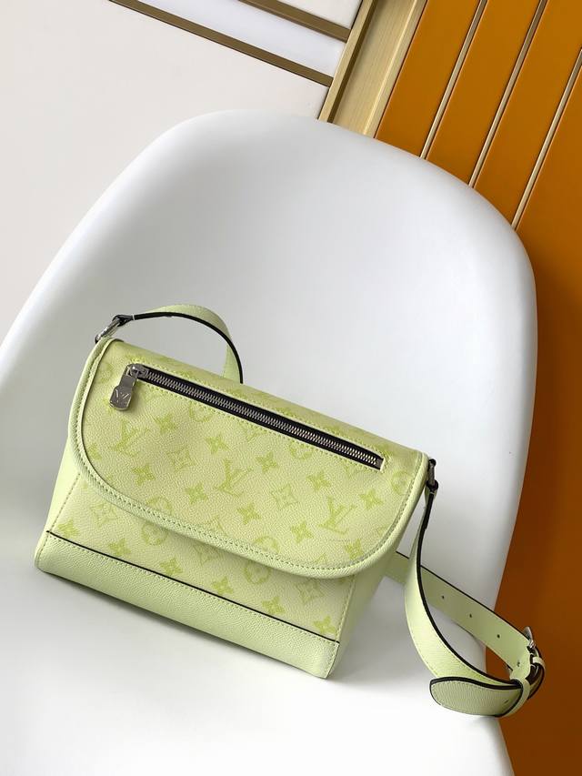 M14079 顶级原单 动态163 本款 Pulse 邮差包结合 Monogram 涂层帆布和 Taga 牛皮革，以明丽色调诠释动感活力。翻盖上下方分别配有外袋