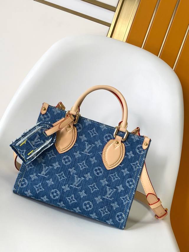 顶级原单 动态163 本款 Onthego 小号手袋为经典 Monogram 丹宁布勾勒牛皮革饰边，搭配耀目金属件和磁扣翻盖开合。充裕空间可容纳平板电脑和日常所