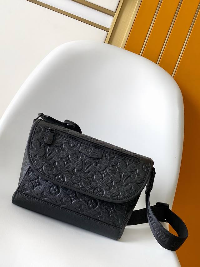 Pm14874压花牛皮原单头层变码芯片原单五金，型号：压花牛皮，Monogram Shadow 压纹小牛皮搭配黑色金属配件，为这款运动风十足的 Pulse 邮差