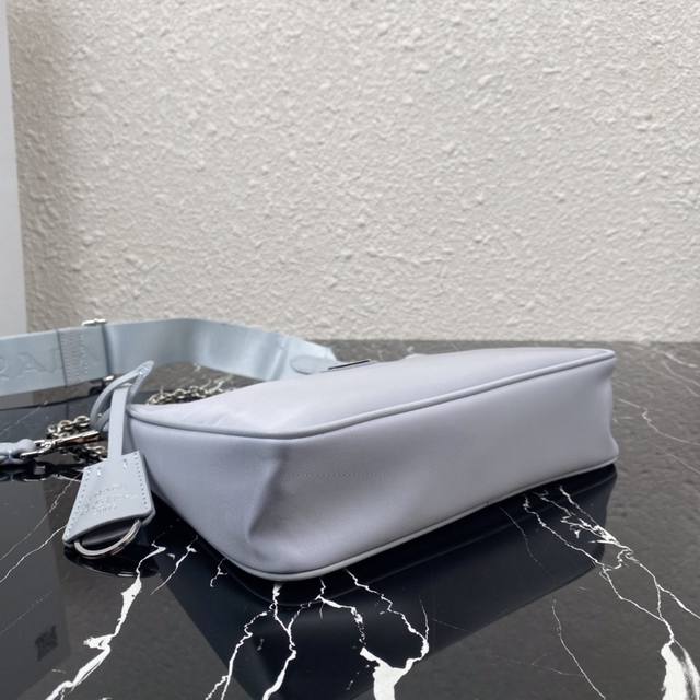 批 顶级原单 配盒子 Prada新款Nylon Hobo手拎 腋下包网红姐妹团疯狂种草而风靡时尚圈的Hobo 出了新款！这款Hobo包设计太棒了一包三用腰包 斜