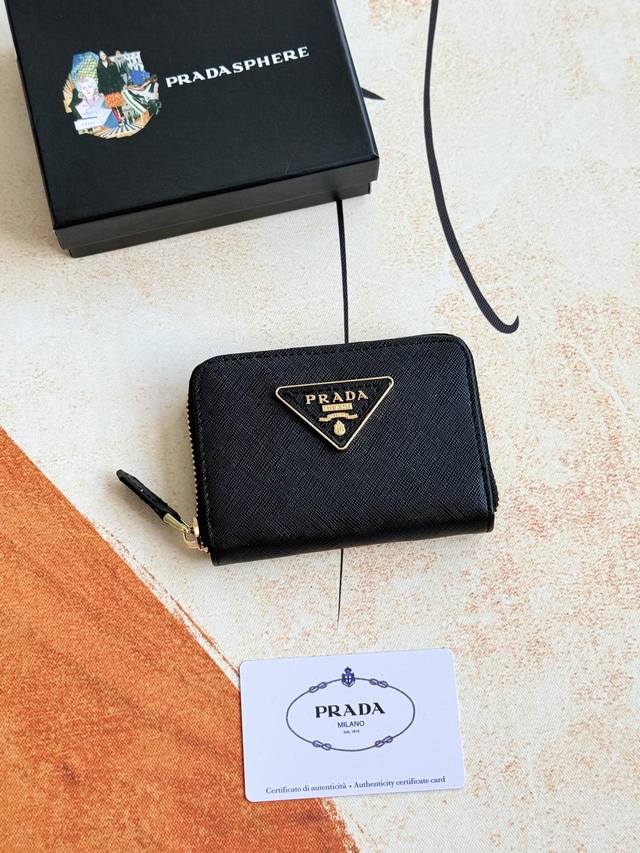 配盒子 Prada爆款真皮卡包 专柜最新款式，官网同步，正品开发，型号2Mc553 #颜色：黑色 如图 内码224代工码 十字纹牛皮质感极好，进口螺纹里布 精湛