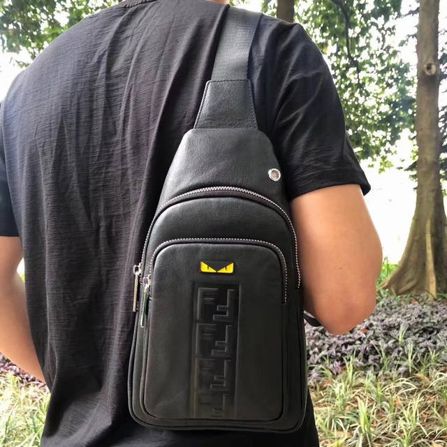 Fendi 芬迪醉爆款 推荐 做工细节可无挑剔！ 针工脚整细致，全手工边折完美呈现！皮料、五金！私定家制！不是市场一般，请仔细甄别！要做就好做的、对的[偷笑]型