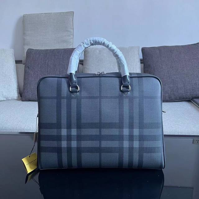 顶级货巴宝莉手提斜挎包经典火爆出货拉、无添加任何效果 顶级进口原版牛皮、超高清五金Logo标志、超舒适手感软柔、超高技术贴皮设计压线制作、专用五金、专用里料、超