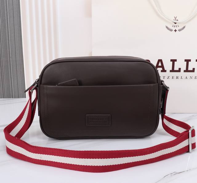 Bally巴利男士斜挎 Size:27X8X18Cm 头层牛皮制作,定制五金配件,拉链开合既方便实用又增加安全感。正面饰有品牌Logo,背带为品牌标志性的Tra Bally巴利男士斜挎 Size:27X8X18Cm 头层牛皮制作,定制五金配件,拉链开合既方便实用又增加安全感。正面饰有品牌Logo,背带为品牌标志性的Tra