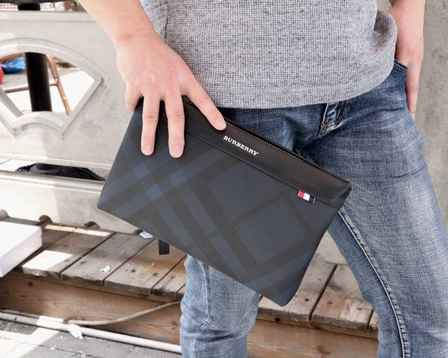 批 。 型号：33063蓝色 巴宝莉 最新专柜款，最高等级牛皮摔纹，官网同步发售、皮质柔顺细腻五金散字Logo、内里双暗兜、规格：28X18X3Cm。