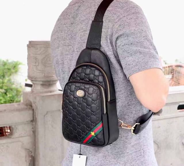 原单货 型号2861黑色 范思哲 顶级原单，范思哲 胸包爆款 Versace 同步，原单进囗头层牛皮，高端人头！ 意大利原单牛皮，欢迎对比高雅的造型，秉承严谨考