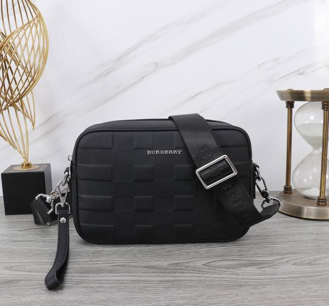 最新款来袭Burberry 博柏利 斜挎两用包，进口顶级头层原版，手感舒适 皮质超柔 简单大气的Logo 高端休闲版型 品质气质同步而行型号：33578-2，尺