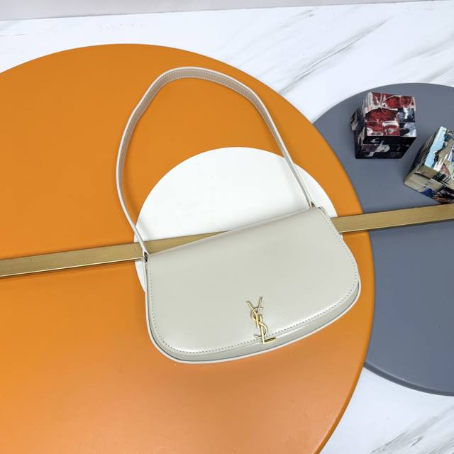 精品原单黑 金 24最新款Voltaire Mini腋下包_ 半月型简约设计，独特的Cassandra旋扣开合，彰显独特魅力与前卫格调，完美体现Y家现代女性的优