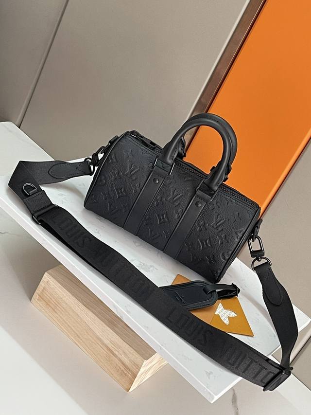 顶级原单原版开发，全钢五金 Keepall 系列的迷你版本再现新意。Taurillon Monogram 牛皮革塑造经典构型，加固侧带和可拆卸皮革名牌延续标志性