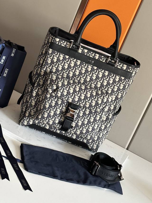 顶级原单Dior Explorer系列 通体饰有米色和黑色Oblique印花 正面饰有黄铜Dior标志 侧面贴边口袋饰有Dior补丁 内部饰有“Dior”压花标