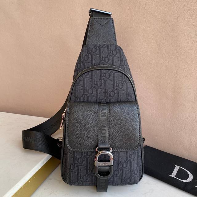 早春系列Saddle马鞍包，强势推出！设计师首次操刀设计的第一季度，不但有Ophidia复古老花帆布款，同时还有精美的小牛皮款式。精美纹路的小牛皮，缝线和简单的