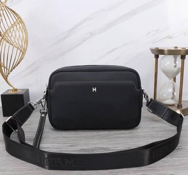 最新款来袭Hermes 爱马仕 斜挎两用包，进口顶级头层原版，手感舒适 皮质超柔 简单大气的Logo 高端休闲版型 品质气质同步而行型号：77579-2，尺寸：