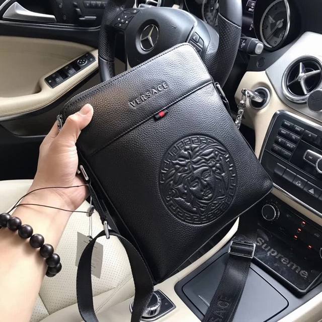 批 ～ 霸气原单货 型号：33105 Gianni Versace 顶级原单货 最新款式正品开模专柜同步。范思哲男士霸气斜跨包毛孔清晰可见 实物拍照、无添加任何