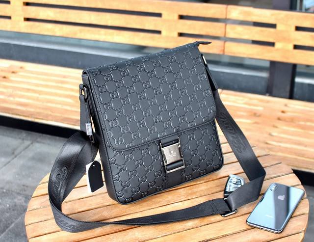 Gucci 原单 型号 33065-2高端 翻盖邮差包 尺寸 25X27X6Cm 颜色 黑色 高端品质 材质 进口磨砂皮压G潮男必备斜挎包！！特订五金