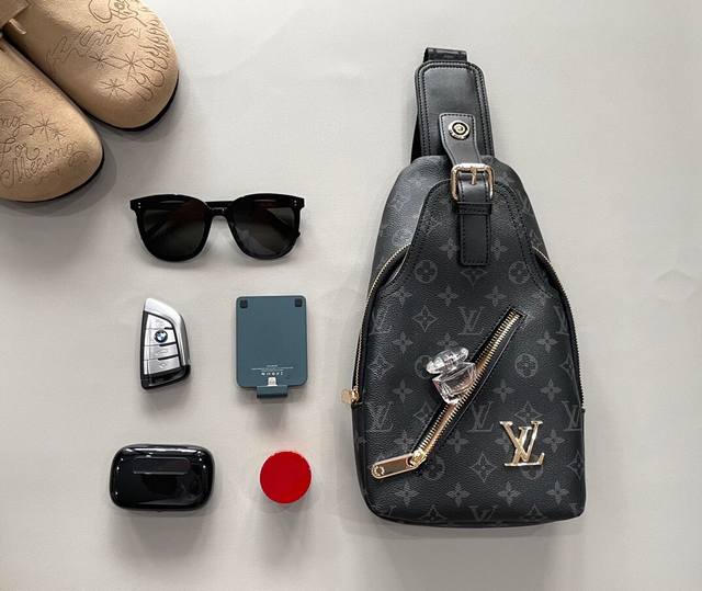 V家款 33103-1 断货王 新款V家胸包中古款，采用进口头层牛皮、手感非常柔软、高品质五金，特别有档次，设计简单，帅气、耐看、喜欢的赶紧下单吧！尺寸33 1