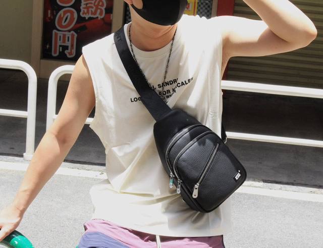 断货王 万宝龙中古款 胸包 本款采用 原厂头层牛皮 ，帆布肩带及内衬为品牌经典注入可持续理念，拉链前袋和顶部小号拉链袋再添实用细节。 涂层帆布一牛皮革饰边一织物