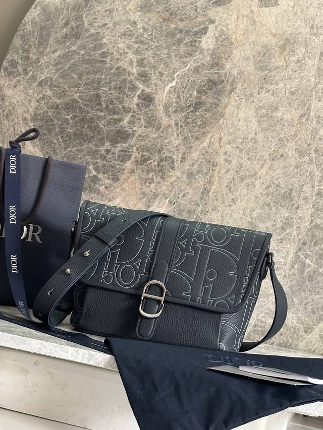 中号 Dior Daily 翻盖信使包 编号:1Espo376Llg_93925 这款 Dior Daily 翻盖信使包是二零二五秋季男装系列新品,展现优雅实用 中号 Dior Daily 翻盖信使包 编号:1Espo376Llg_93925 这款 Dior Daily 翻盖信使包是二零二五秋季男装系列新品,展现优雅实用