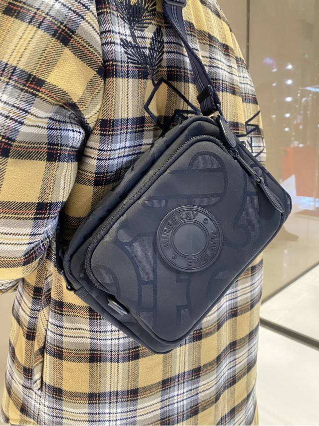 爆款来袭,精致斜背包选用由再生聚酯纤维和棉质纱线制成的面料打造,装饰专属标识图案提花,搭配品牌徽标。可斜背,或使用可调式标志性条纹网纹尼龙背带携带。 尺寸:22 爆款来袭,精致斜背包选用由再生聚酯纤维和棉质纱线制成的面料打造,装饰专属标识图案提花,搭配品牌徽标。可斜背,或使用可调式标志性条纹网纹尼龙背带携带。 尺寸:22