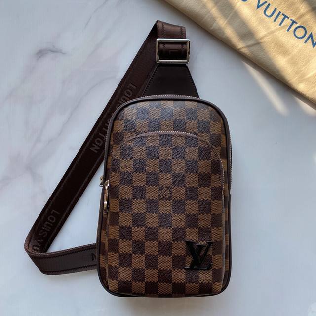 新款路易威登Lv胸包 进口台湾料配进口牛皮，顶级男士高端，原版皮。名师设计，资深裁缝手感超赞上身效果极佳设计理念独特，献给绅士的你，实物拍摄．触摸可及的效果[微