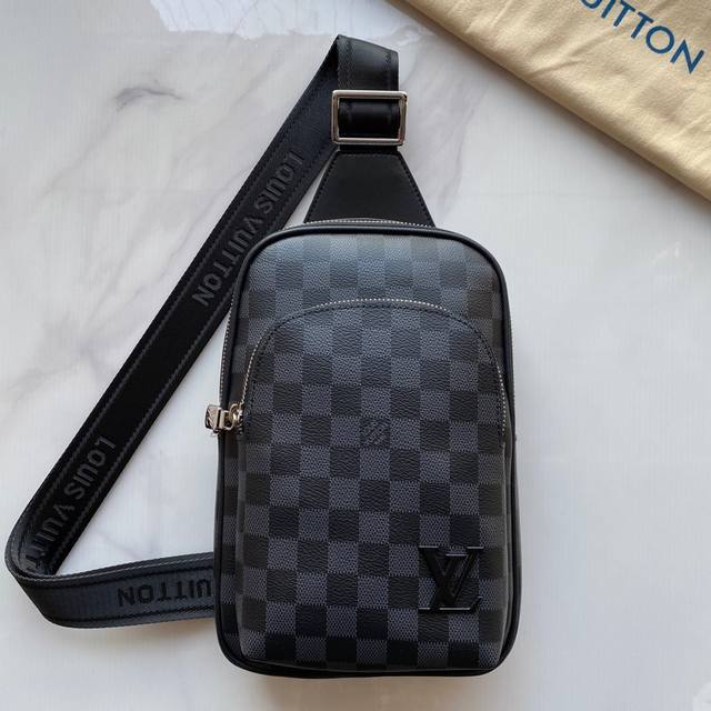新款路易威登Lv胸包 进口台湾料配进口牛皮，顶级男士高端，原版皮。名师设计，资深裁缝手感超赞上身效果极佳设计理念独特，献给绅士的你，实物拍摄．触摸可及的效果[微