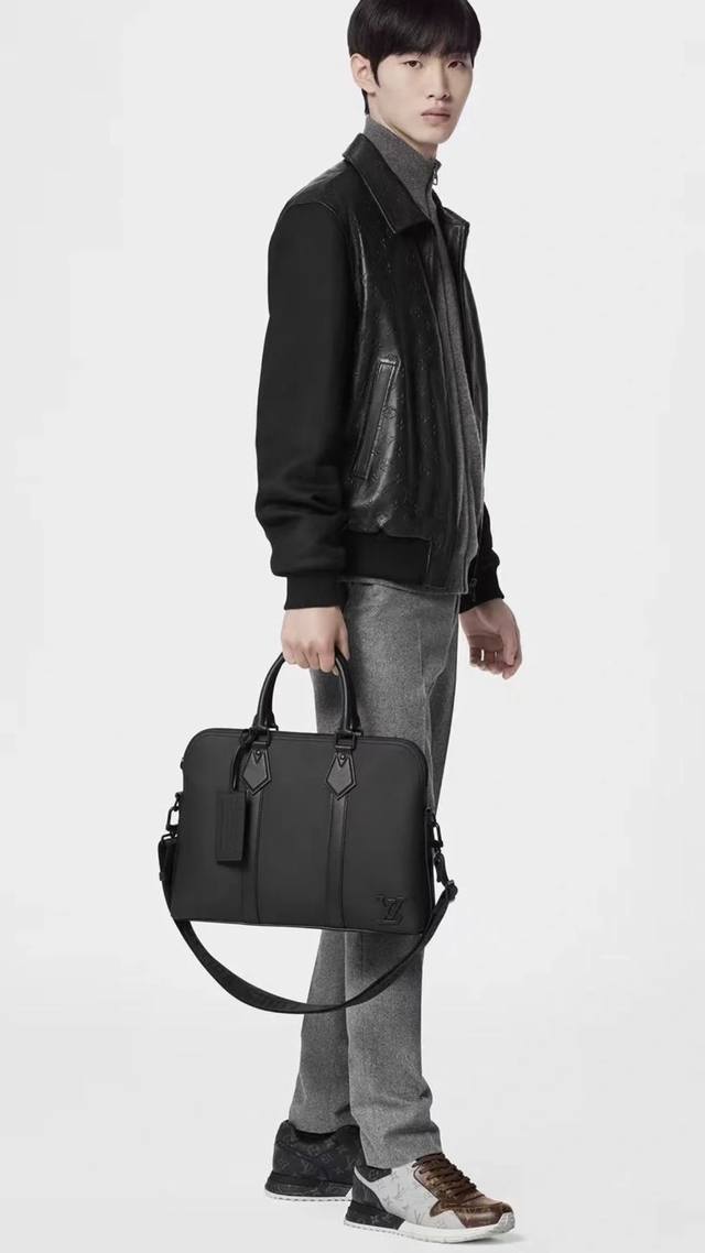 M59159黑色 顶级原单 本款公文包拥有 Lv Aerogram 牛皮革的柔软质感，令金属 Lv 字母点缀右下角。加衬口袋可收纳笔记本电脑，路易威登标识缝入可