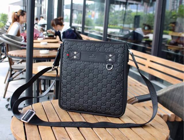 型号： 33086～斜挎包黑色 古奇 Gucci 男士休闲系列挺阔流畅大方的楦型设计，以精湛缝线勾勒休闲的雅致情怀、描写男人自信的轮廓！看似简约的一款、实际做工