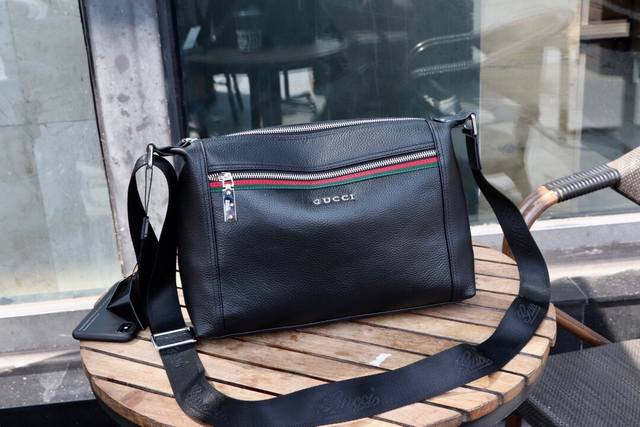 Guccl古奇 大容量 型号1313-2 休闲斜挎包 颜色 黑色～高端品质 顶级做工 材质 古奇Guccl 专柜代购新款原厂进口头层牛皮正宗进口古奇五金及拉链皮