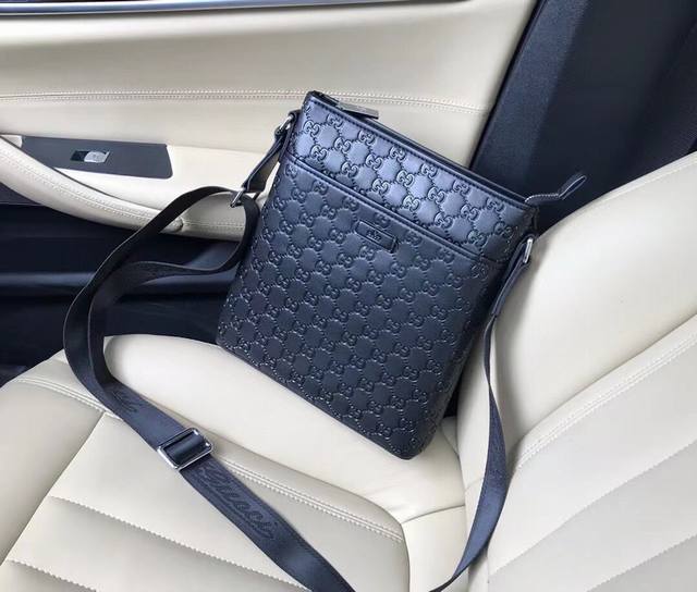 型号：33013-2～斜挎包黑色 古奇 Gucci 男士休闲系列挺阔流畅大方的楦型设计，以精湛缝线勾勒休闲的雅致情怀、描写男人自信的轮廓！看似简约的一款、实际做