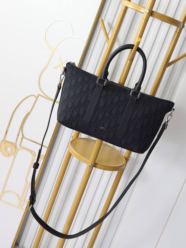 市场最高版本,欢迎对比 Weekender 25 手袋 黑色 Oblique 印花面料和黑色粒面牛皮革 编号: 1Espo322Yky_H03E 这款 Week 市场最高版本,欢迎对比 Weekender 25 手袋 黑色 Oblique 印花面料和黑色粒面牛皮革 编号: 1Espo322Yky_H03E 这款 Week